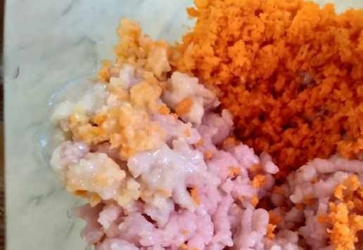 1. Этап. Фрикадельки в грибном соусе: Для фрикаделек мясо прокрутить вместе с луком и морковью.