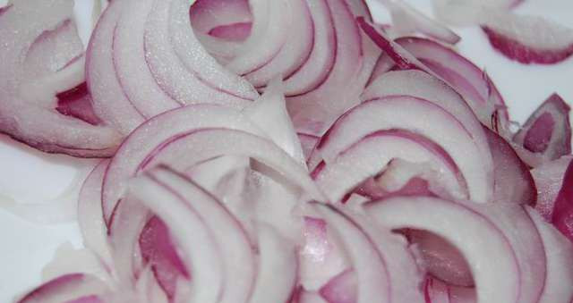 1. Этап. Татарский салат с говядиной: Лук режем полукольцами.