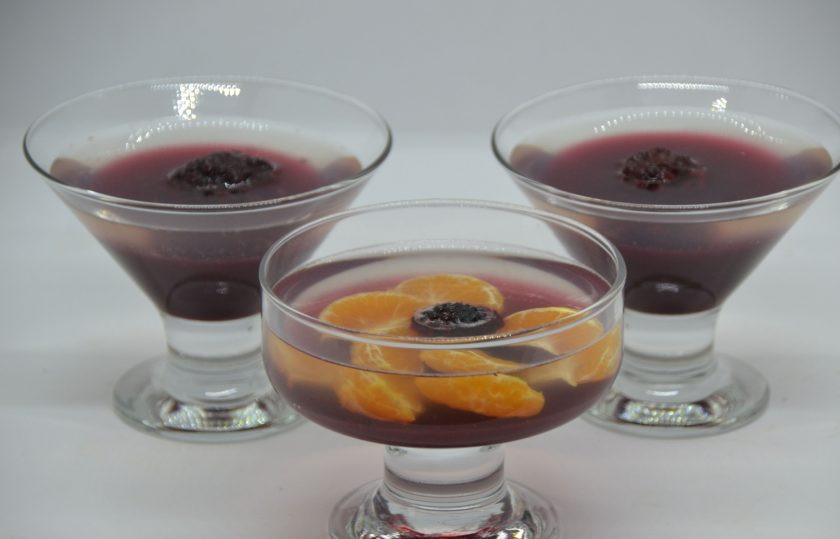 1. Этап. Прозрачное желе: Спустя некоторое время (около часа) красивый и вкусный десерт будет готов к подаче.