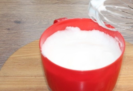 1. Этап. Ванильно-медовое суфле из поленты: 7. Белки с маленькой щепоткой соли, взбиваем миксером в крепкую пену.