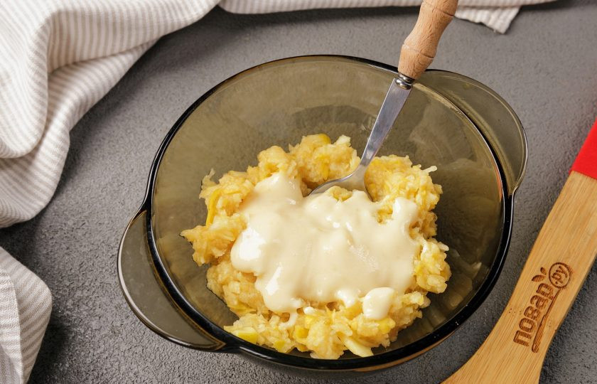 1. Этап. Сладкая пицца с ананасами: Соедините сгущёное молоко и сметану. Перемешайте. К измельчённому яблоку добавьте 2 ч.л. получившегося крема из сгущёнки и сметаны.