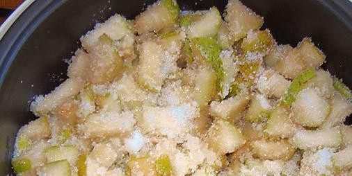 1. Этап. Варенье из груши в мультиварке: 2. Выкладываем нарезанную грушу в мультиварочную емкость, засыпаем сахаром и нажимаем режим 