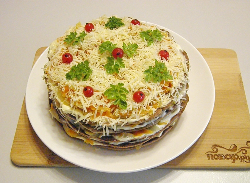 1. Этап. Печеночный торт из куриной печени: Дайте тортику постоять и пропитаться немного (хотя бы часик). Потом украсьте тертым сыром, зеленью, ягодами. Готово!