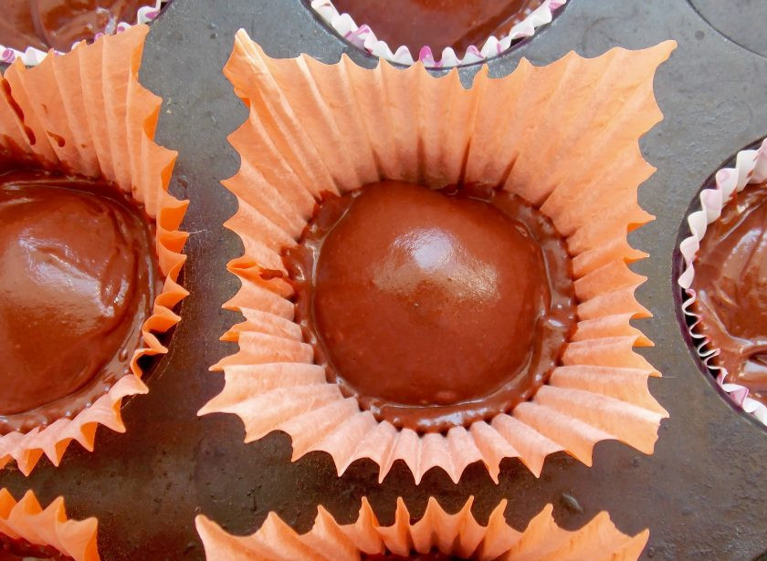 1. Этап. Капкейки Баунти: Разложите тесто по формочкам на кокосовые шарики. Тесто не должно быть выше 1/2 высоты формочек.