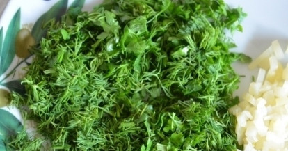 1. Этап. Баклажаны с чесноком соленые: Нарезаем мелко зелень и чеснок.