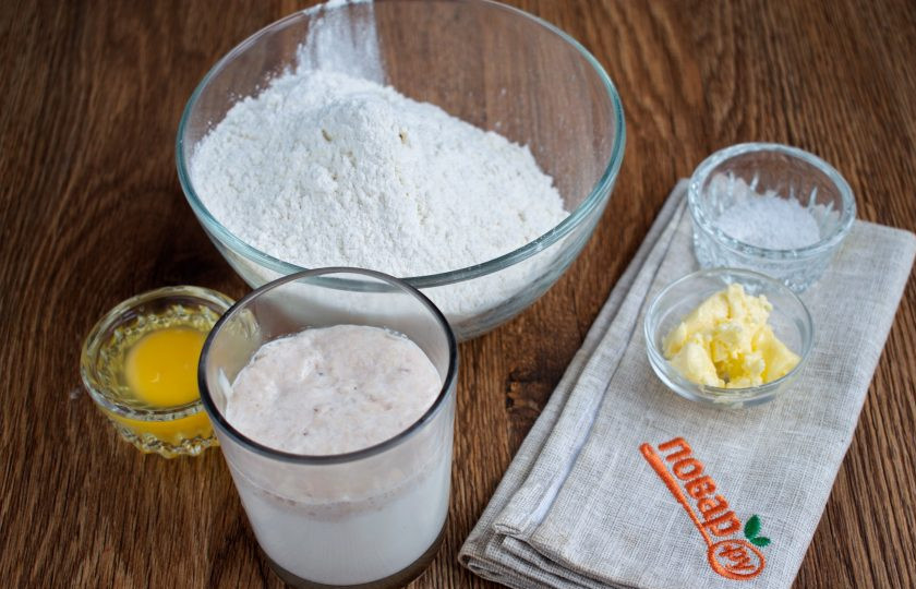 1. Этап. Классические английские маффины: Подготовьте необходимые ингредиенты. Свежие дрожжи и сахар растворите в теплом молоке, поставьте в теплое место до появления пенной шапочки. Муку просейте в миску.