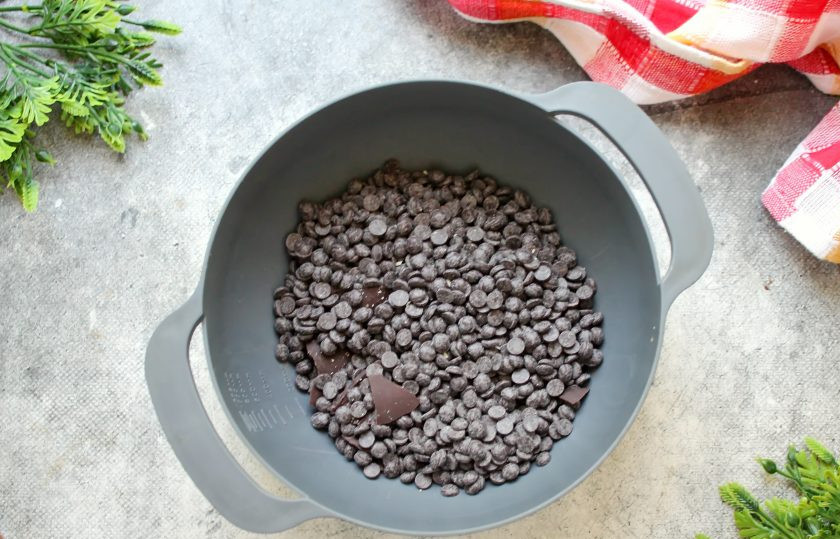 1. Этап. Летний торт: Чтобы на ягодах шоколад хорошо держался и не таял в руках и при комнатной температуре, шоколад нужно темперировать. Для этого шоколад измельчите, выложите в миску, у меня коллеты мелкие.