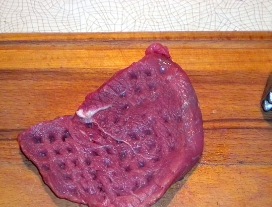 1. Этап. Мясо по-французски в духовке с грибами: 1. Первым делом уделите внимание мясу. В данном случае в этот простой рецепт мяса по-французски в духовке с грибами используется говядина, но вы можете взять и более жирную свинину. Вымойте, обсушите, нарежьте небольшими кусочками и слегка отбейте с двух сторон.