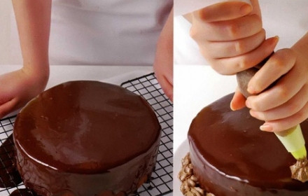 1. Этап. Торт Анна: А теперь готовим крем. Пудру, какао и размягченное масло взбиваем как следует. Для ганаша нам необходимо поломать молочный и черный шоколад, бросаем их в кипящие сливки. Корж режем на 2 части и пропитываем кремом, сверху смазываем половиной порции ганаша.