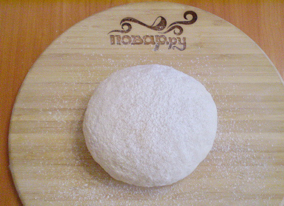 1. Этап. Диетическое тесто без дрожжей: Муки вводим столько, сколько возьмет тесто. Когда оно перестанет липнуть к рукам, значит готово. Сразу используйте по назначению, ждать не нужно.