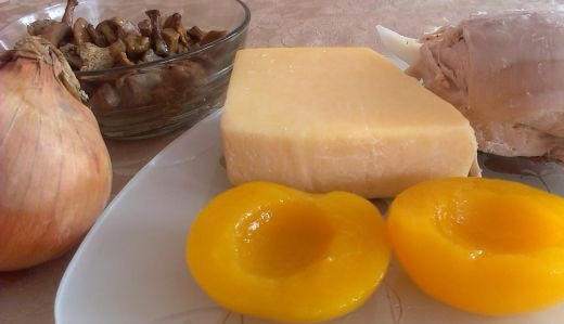 1. Этап. Персики, фаршированные курицей: 1. Для приготовления блюда необходимо отварное филе или окорочок. Его нужно вымыть и отправить в небольшую кастрюлю. Залить водой и отварить до готовности. Перед вами весь набор необходимых ингредиентов.