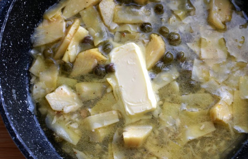 1. Этап. Куриная пикката с артишоком: Выньте курицу и добавьте в соус оставшееся сливочное масло. Дайте соусу загустеть в течение еще нескольких минут.