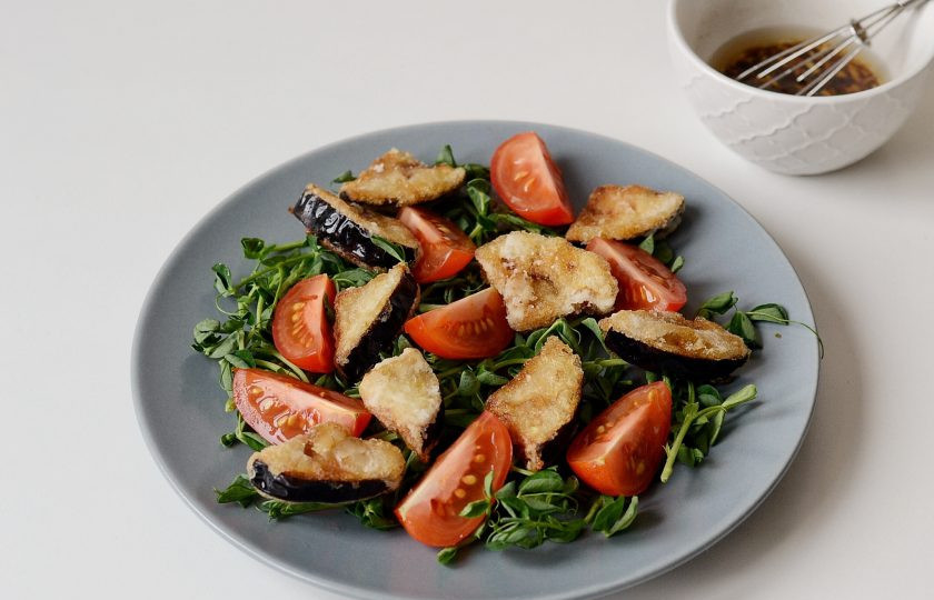 1. Этап. Салат с хрустящими баклажанами и помидорами: Добавьте баклажаны. Полейте заправкой и подавайте к столу.