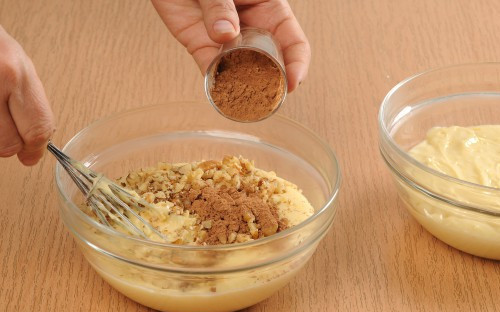 1. Этап. Батончик сникерс: 2. Далее на среднем огне растопим сливочное масло. Смешаем с сахаром и сгущенным молоком. После того, как смесь закипит, варим еще 5 минут, постоянно помешивая. Затем быстро смешаем с зефирным кремом и арахисовым маслом. Сюда же всыпаем орехи. Этот слой разравниваем на противне поверх первого. Убираем в холодильник.