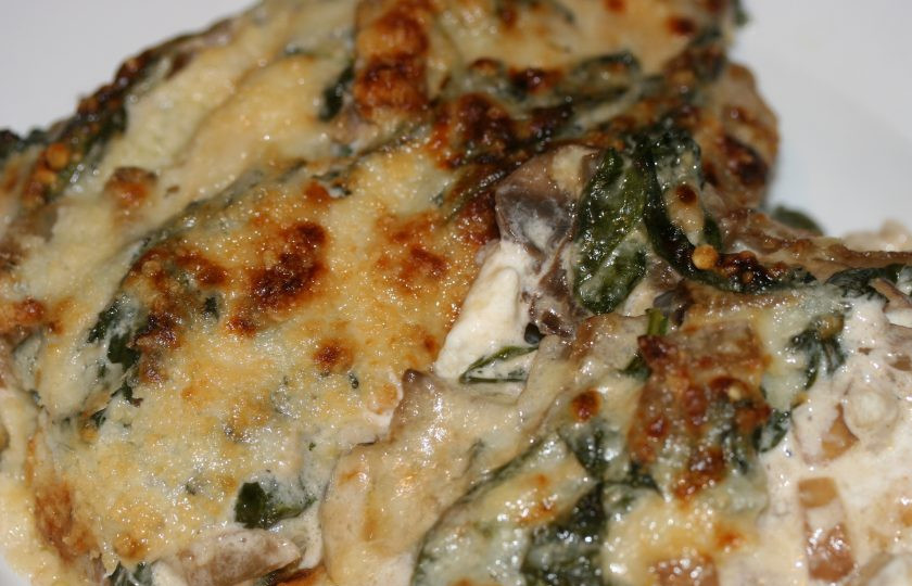 1. Этап. Запеканка с курицей, рисом и грибами: 5. Готовую запеканку достаньте из духовки и немного остудите, чтобы масса схватилась. Нарезайте ее кусочками и наслаждайтесь.