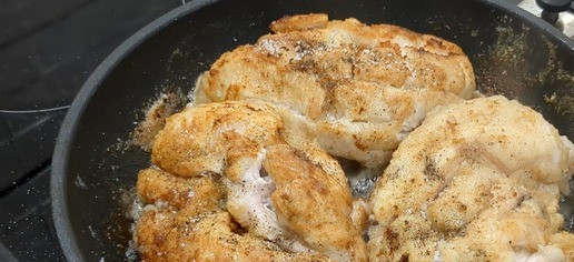 1. Этап. Тушеные куриные грудки в сливочном соусе: В разогретую сковороду добавьте растительное масло и 20 г сливочного масла. Обваляйте куриные грудки в муке и обжаривайте с обеих сторон до золотистой корочки добавив щепотку соли. Затем снимите с сковороды.