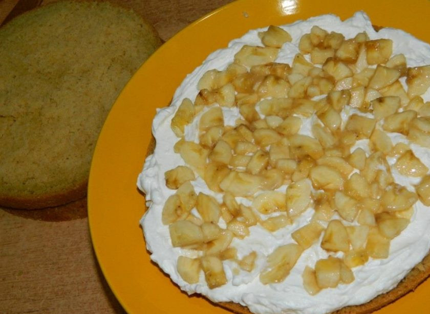 1. Этап. Свадебный торт: Бисквит пропитайте сахарным сиропом или водой. Смажьте прослойкой крема из взбитых сливок. Выложите кусочки банана. Проделайте так же со всеми слоями. Торт обмажьте сверху и по бокам кремом. Уберите его в холодильник на несколько часов, чтобы он застыл и пропитался.