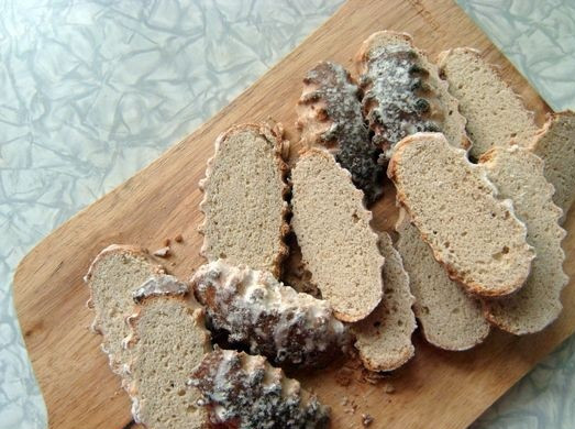 1. Этап. Пряничный торт без выпечки: 2. Пряники для торта лучше использовать без начинки. Острым ножом нарезать пряники тонкими кусочками.