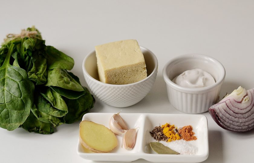 1. Этап. Палак панир с тофу: Подготовьте все ингредиенты.