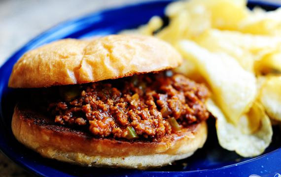 1. Этап. Американский бутерброд с говядиной: Кладем готовую начинку в бутерброд. Приятного аппетита!