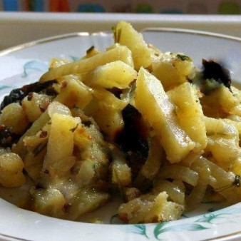 Картофель, тушенный с черносливом