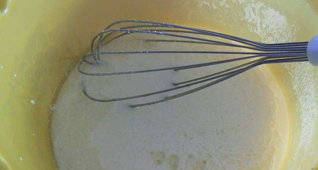 1. Этап. Черничные кексики: 2. Отдельно взбиваем кефир с яйцами и сахаром. Масса должна быть пышной и однородной.