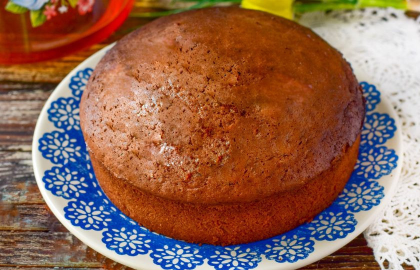 1. Этап. Шоколадный бисквит на молоке: Когда он остынет, осторожно достаньте его из формы. Шоколадный бисквит на молоке готов!