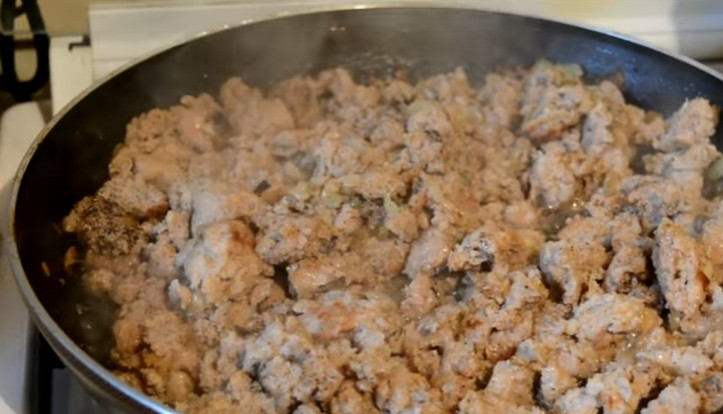 1. Этап. Пирог-перевертыш с мясом и грибами: 2. Лук очищаем и моем, после этого нарезаем кубиками и обжариваем на сковороде с растительным маслом. После этого выкладываем к нему фарш, разминаем лопаткой, солим и перчим.