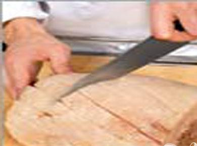 1. Этап. Свинина в имбирной глазури: 4. Листом фольги накрываем форму, растительным маслом смазываем, кладем свинину. Кожицу срезаем. Ножом, в виде решетки, делаем надрезы. Размещаем в разрезах гвоздику.