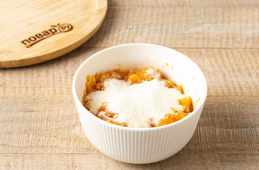 1. Этап. Котлеты из тыквы и манки: Затем добавьте манку и ещё раз перемешайте. Оставьте на полчаса, чтобы манка впитала жидкость.