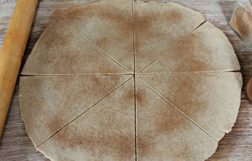 1. Этап. Постные круассаны: Мягкое и эластичное тесто раскатываем и посыпаем корицей. Затем, нарезаем тесто на части, как на фото.