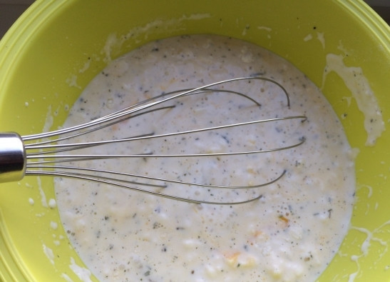 1. Этап. Куриные маффины с сыром: Смешайте тертый сыр, молоко, яйца, майонез, сметану и специи. Хорошенько перемешайте.