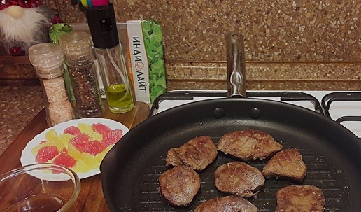 1. Этап. Салат с печенью индейки Новогодний: Готовим заправку для салата: к соку апельсина добавляем мед и бальзамический уксус. Печень очищаем от протоков, жилок и пленки. Но печень настолько чистенькая, что работа на одну секунду. Посолить, поперчить и обжарить на масле с двух сторон по две минуты. Выключить огонь. Полить печень 1/2 заправки и дать постоять под крышкой, чтобы пропиталась заправкой.