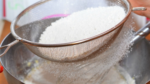 1. Этап. Итальянский кулич: Добавить половину муки и соль. Хорошо вымешать, чтоб не было комочков.