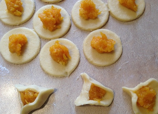 1. Этап. Печенье Уши Амана: 10. И теперь придадим будущему печенью треугольную форму.