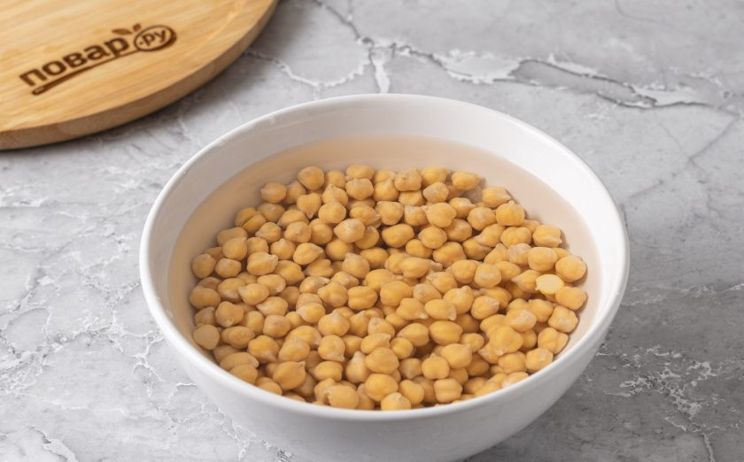 1. Этап. Колбаса из нута: Нут предварительно замочите в воде на ночь. Затем слейте воду, промойте нут и откиньте на сито.