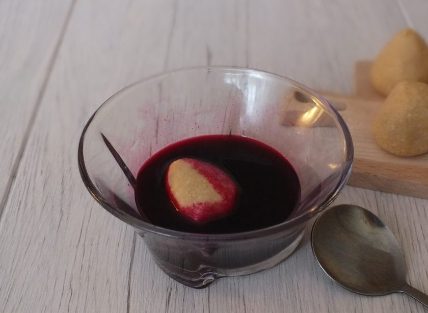 1. Этап. Клубника из вафель: В соке свёклы обмакните каждую 