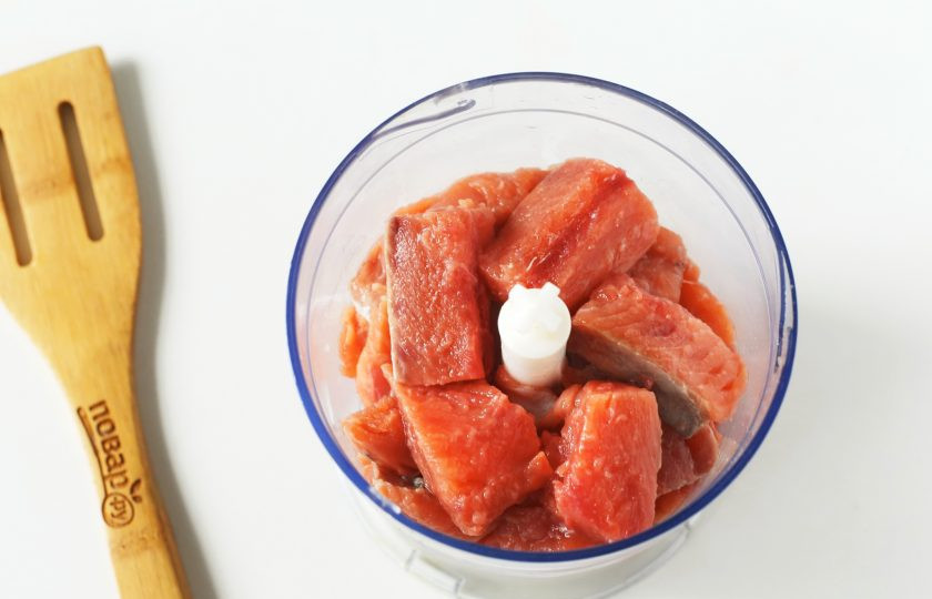 1. Этап. Котлеты из горбуши ПП: Рыбу разделайте на филе, нарежьте кусочками и выложите в чашу блендера.