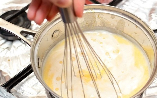 1. Этап. Каша кукурузная: 5. Помешивая, томите на медленном огне минут 10.