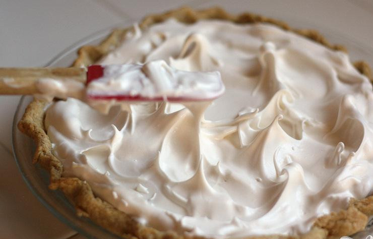 1. Этап. Ананасовый пирог с безе: 5. Выложить безе сверху на охлажденный пирог. Придать форму резиновым шпателем.