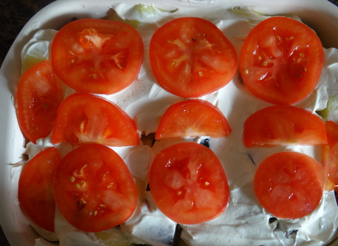 1. Этап. Скумбрия, запеченная с помидорами: Укладываем в форму для запекания скумбрию вперемешку с кабачками и луком. Смазываем поверхность сметаной, укладываем помидоры, добавляем соль по вкусу.