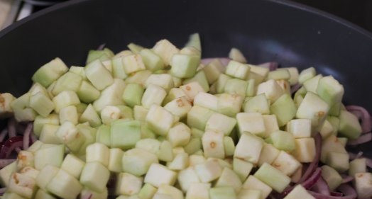 1. Этап. Печень с овощами: Добавляем баклажаны.