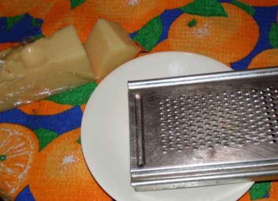 1. Этап. Жареный морской коктейль: Сыр натереть на терке.