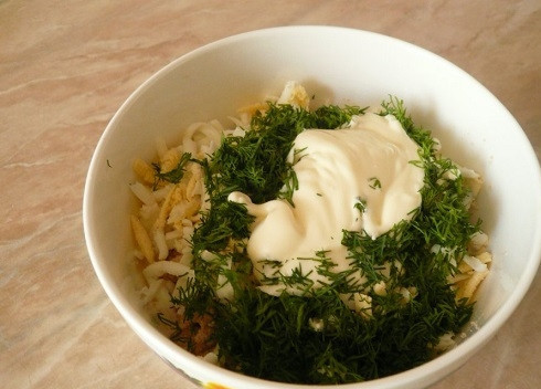 1. Этап. Салат с икрой трески: Добавляем майонез.