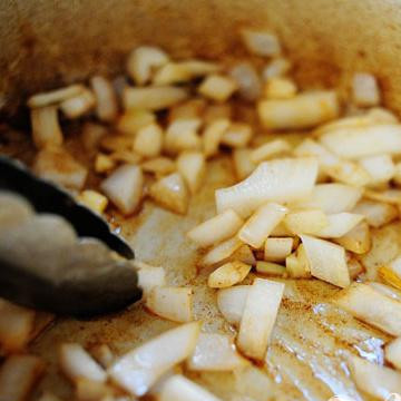 1. Этап. Тушеная говядина с пивом и паприкой: Добавьте их в кастрюлю и обжарьте в течении нескольких минут.