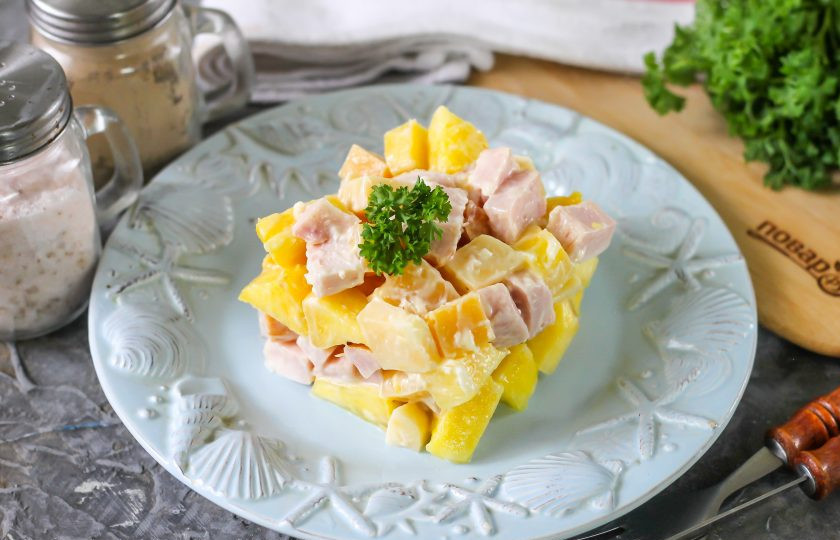 1. Этап. Новогодний салат Три в одном: Заправьте салат майонезом любой жирности и выложите в кулинарное кольцо или квадрат, подавая к столу. Украсьте свежей зеленью.