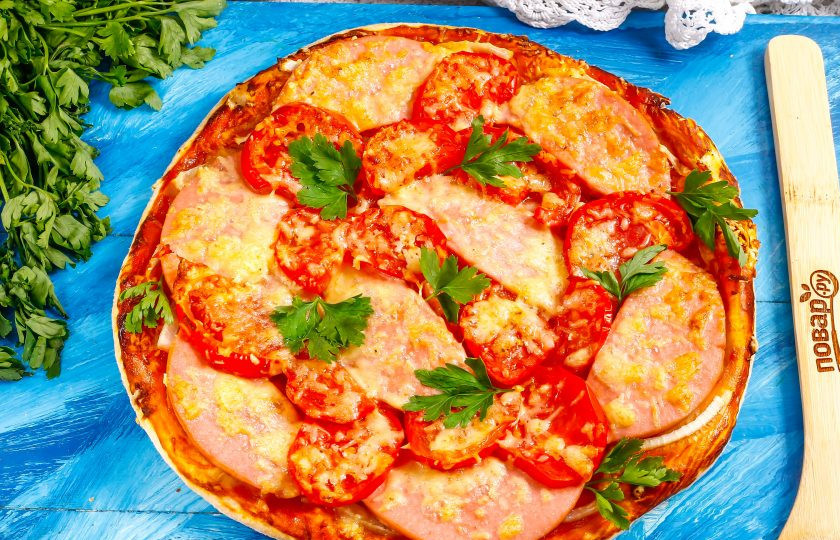 1. Этап. Пицца с колбасой из слоеного теста: Украсьте свежей зеленью и подайте к столу теплой, разрезая на порции.