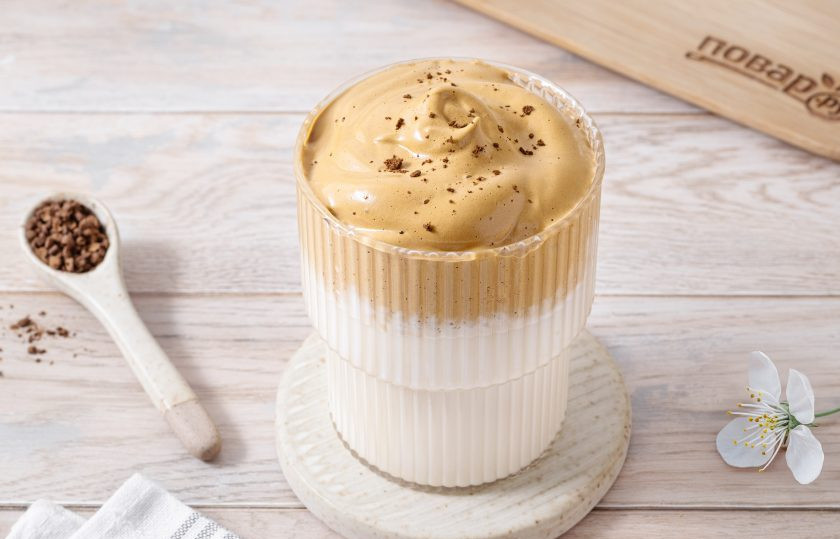 1. Этап. Дальгона без сахара: А сверху выложите пенку из взбитого кофе. Дальгона без сахара готова!