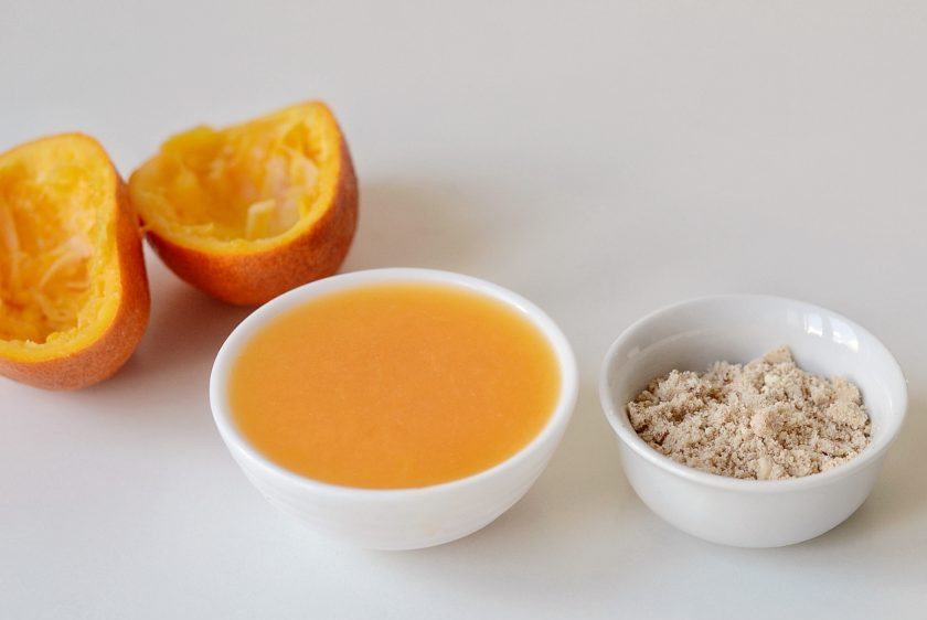 1. Этап. Постный рисовый пудинг: Из апельсинов выжмите сок. Миндаль измельчите на кофемолке до состояния муки.