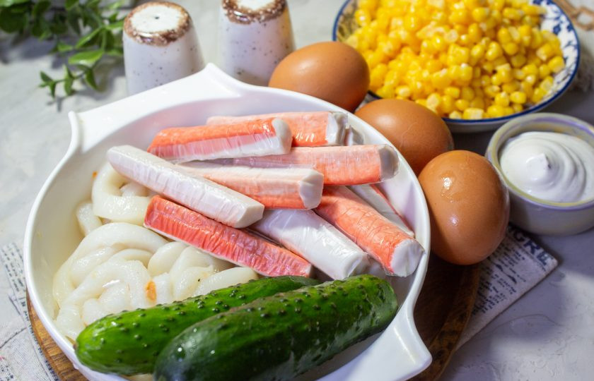 1. Этап. Салат с крабовыми палочками, кальмарами и кукурузой: Подготовьте необходимые продукты для приготовления салата.